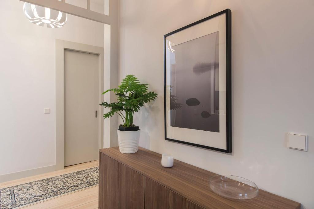 LovelyStay - 3 Bedroom Downtown Wonderwall - image 5