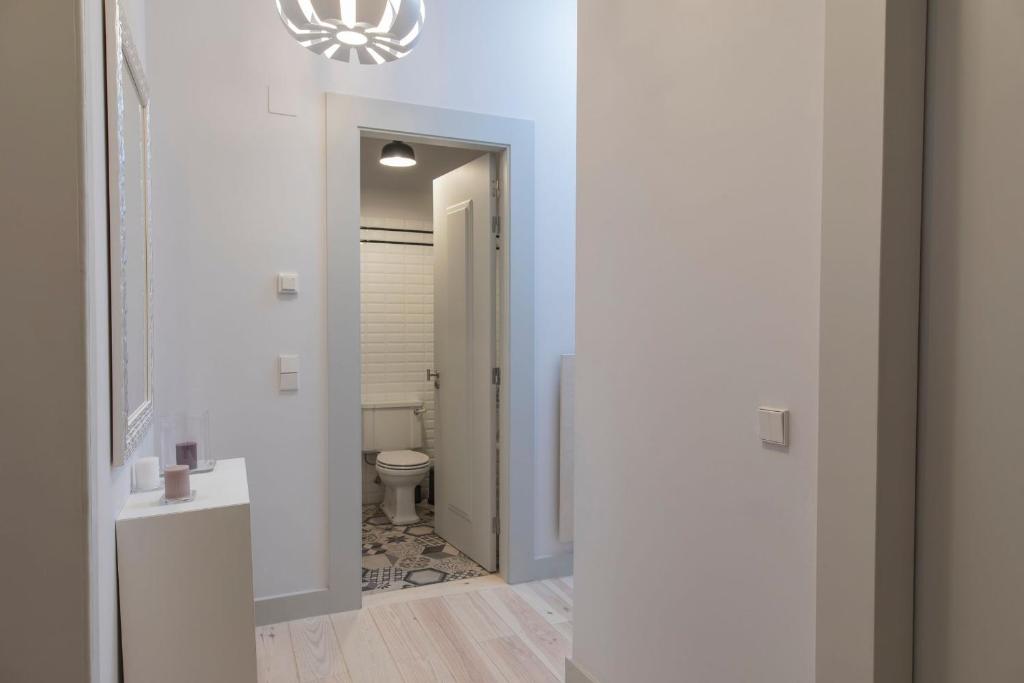 LovelyStay - 3 Bedroom Downtown Wonderwall - image 7