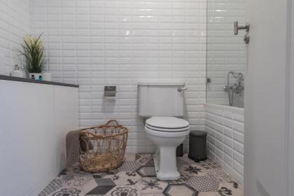 LovelyStay - 3 Bedroom Downtown Wonderwall - image 9