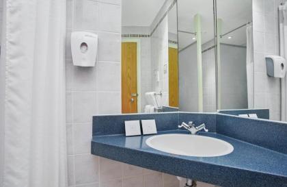 Holiday Inn Express London Victoria - image 11