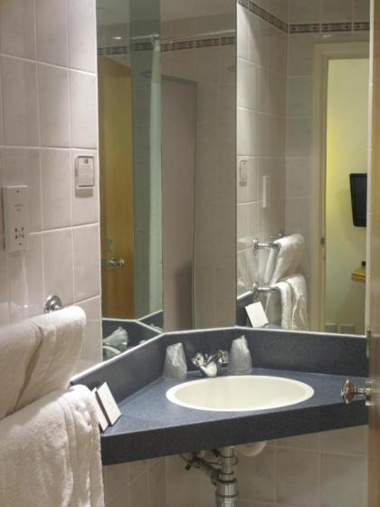 Holiday Inn Express London Victoria - image 2