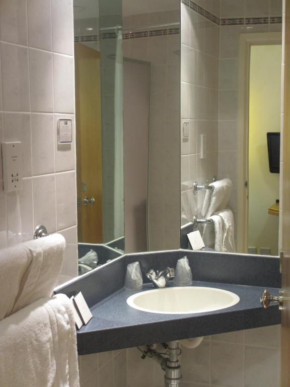 Holiday Inn Express London Victoria - image 2