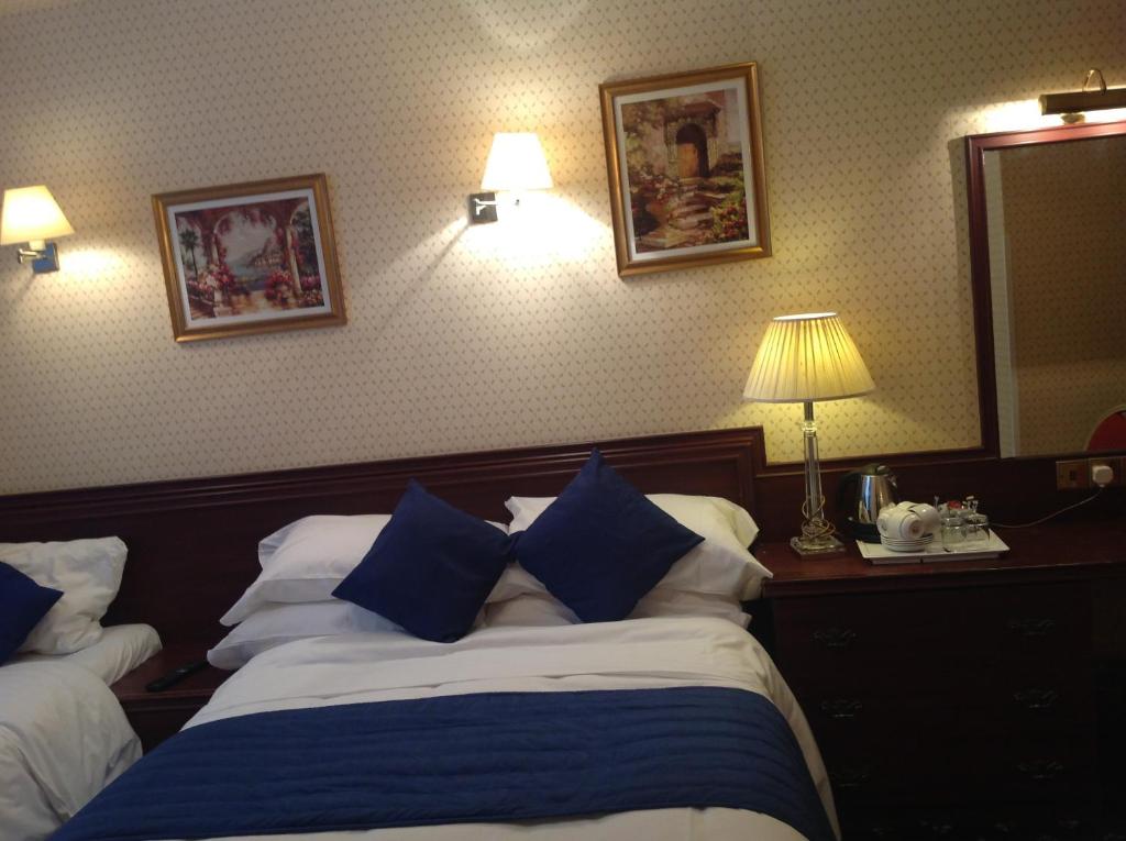 Avon Hotel - image 3