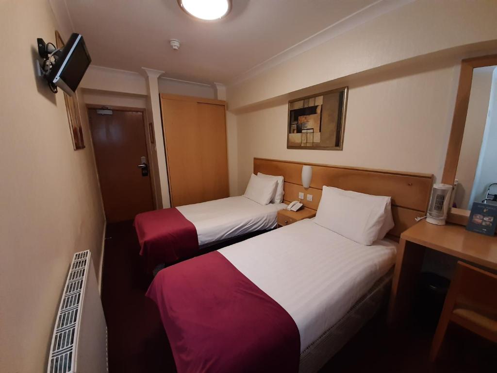Americana Hotel - image 3