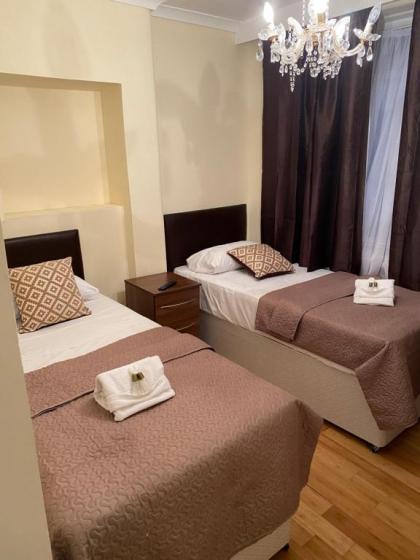 London Hotel - image 19