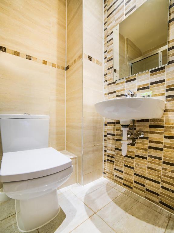 OYO The Park Hotel - image 7