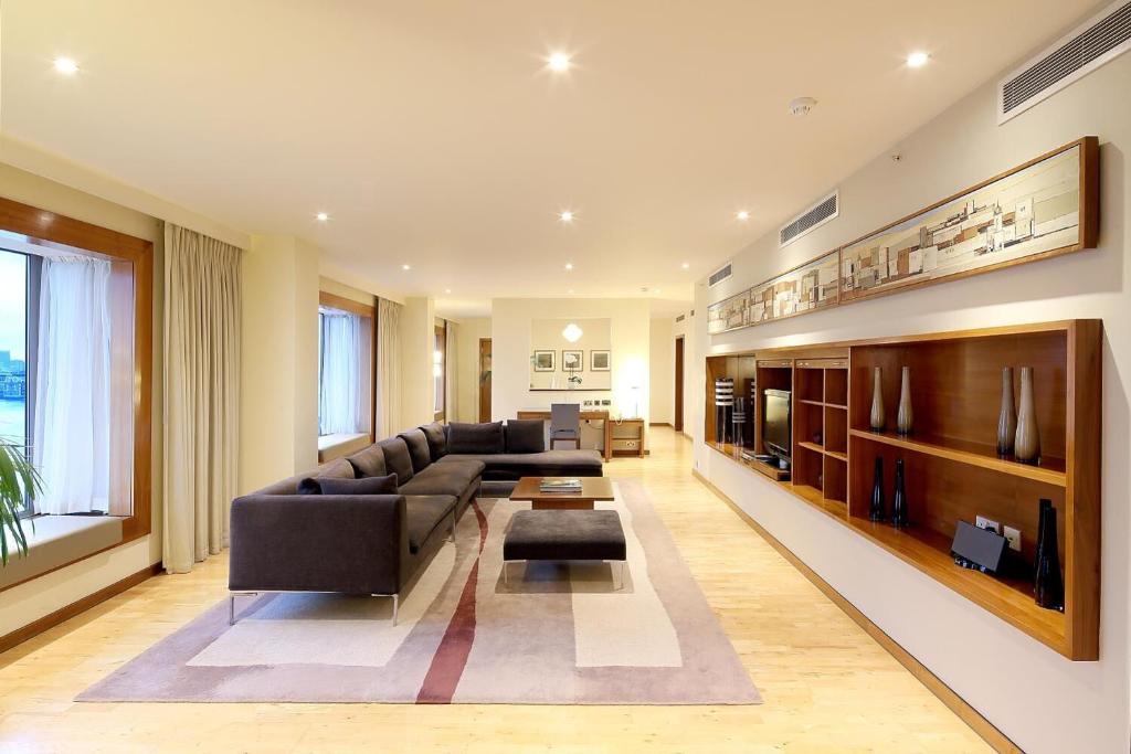 Canary Riverside Plaza Hotel - image 5