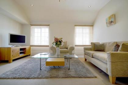 17 Hertford Street - image 3