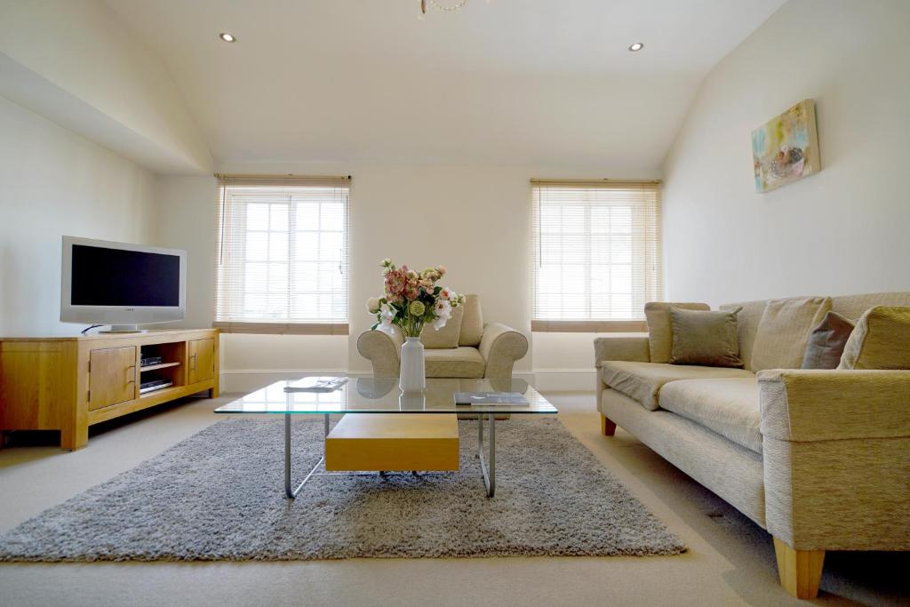 17 Hertford Street - image 3