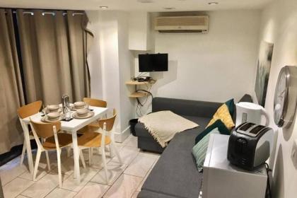Lever Street Flat by DC London Rooms London 