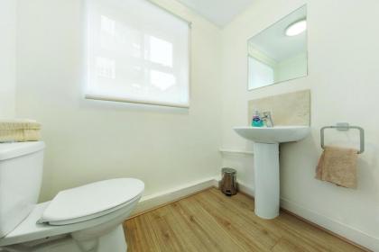 3 Bedroom Apartment in Westminster - image 22