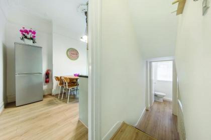 3 Bedroom Apartment in Westminster - image 23