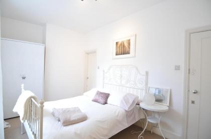 3 Bedroom Apartment in Westminster - image 28