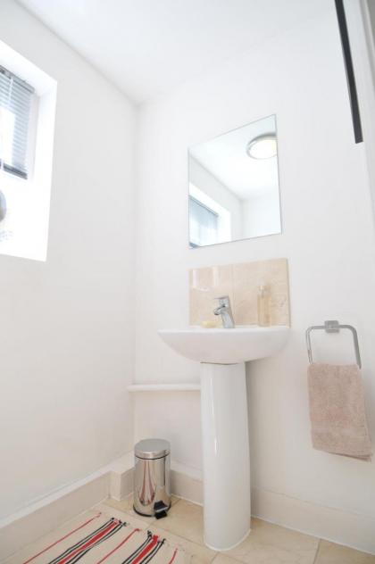 3 Bedroom Apartment in Westminster - image 29