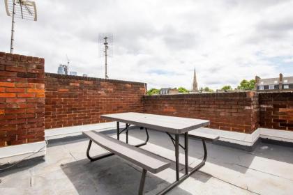 Unique Spacious Central 3 Bedroom with Rooftop Terrace - image 24