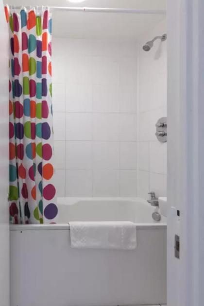 Unique Spacious Central 3 Bedroom with Rooftop Terrace - image 26