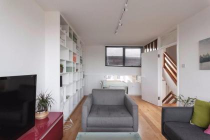 Unique Spacious Central 3 Bedroom with Rooftop Terrace - image 29