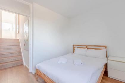 Unique Spacious Central 3 Bedroom with Rooftop Terrace - image 9