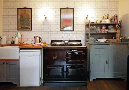 Home at Heart - Glorious 2 Bedroom Garden Apartment Notting Hill TALB - image 26