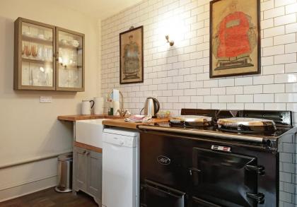 Home at Heart - Glorious 2 Bedroom Garden Apartment Notting Hill TALB - image 28