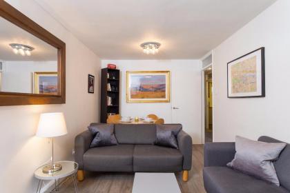 Modern 2 Bedroom Apartment in Zone 1 - image 21