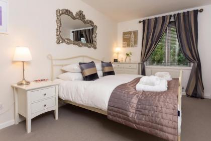 Modern 2 Bedroom Apartment in Zone 1 - image 28