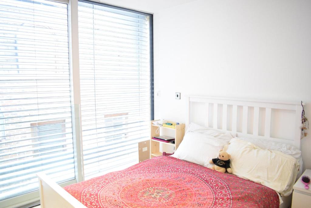 Beautiful Newly Renovated 2 Bed Apartment in Bank - image 3