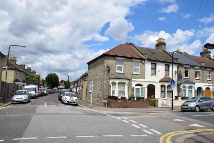 Four Bedroom House Chandos Road - image 1
