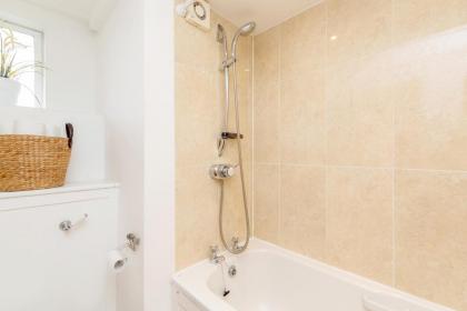 Holland Park 2 Bed Flat by BaseToGo - image 22