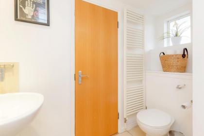 Holland Park 2 Bed Flat by BaseToGo - image 23
