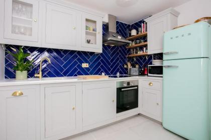 Modern Garden Apartment Camden - image 23