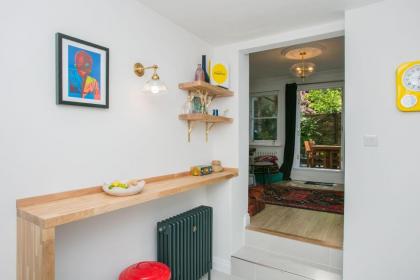 Modern Garden Apartment Camden - image 25