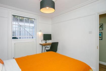 Modern Garden Apartment Camden - image 26