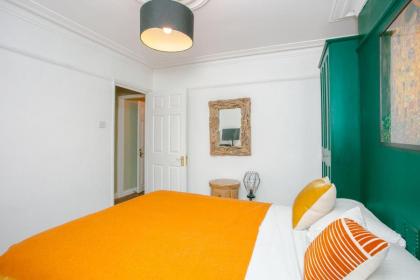 Modern Garden Apartment Camden - image 30