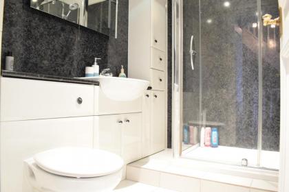 Spacious and Stylish 1 Bedroom Flat near Chelsea - image 25