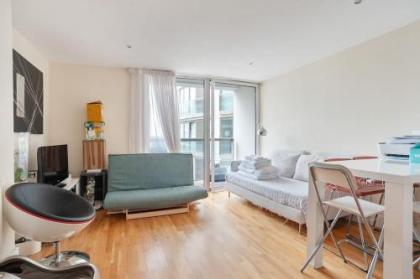 Chic 1bed sleeps 4 w/balcony 8min to Canary Wharf - image 1