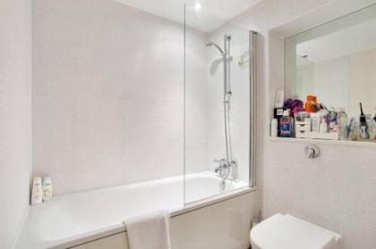 Chic 1bed sleeps 4 w/balcony 8min to Canary Wharf - image 10