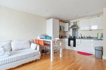Chic 1bed sleeps 4 w/balcony 8min to Canary Wharf - image 11