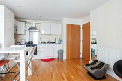 Chic 1bed sleeps 4 w/balcony 8min to Canary Wharf - image 12