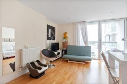 Chic 1bed sleeps 4 w/balcony 8min to Canary Wharf - image 13