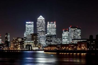 Chic 1bed sleeps 4 w/balcony 8min to Canary Wharf - image 15