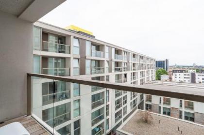 Chic 1bed sleeps 4 w/balcony 8min to Canary Wharf - image 2
