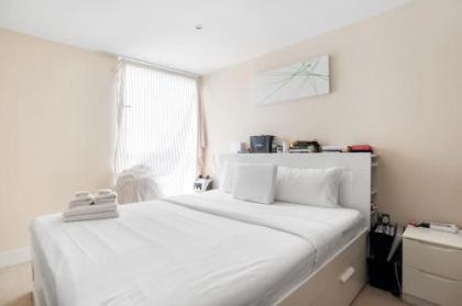Chic 1bed sleeps 4 w/balcony 8min to Canary Wharf - image 3