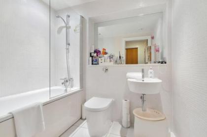 Chic 1bed sleeps 4 w/balcony 8min to Canary Wharf - image 4