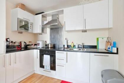 Chic 1bed sleeps 4 w/balcony 8min to Canary Wharf - image 5