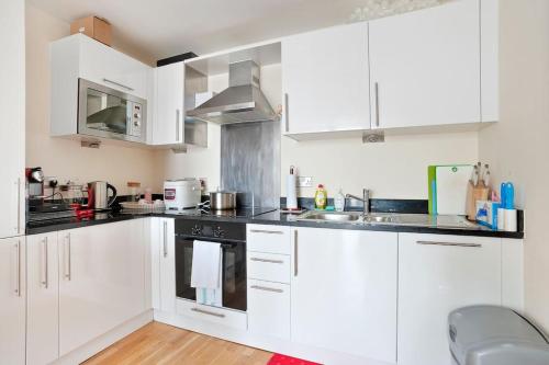 Chic 1bed sleeps 4 w/balcony 8min to Canary Wharf - image 5