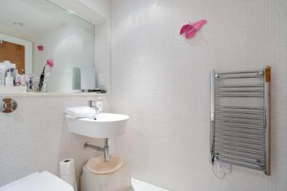 Chic 1bed sleeps 4 w/balcony 8min to Canary Wharf - image 6