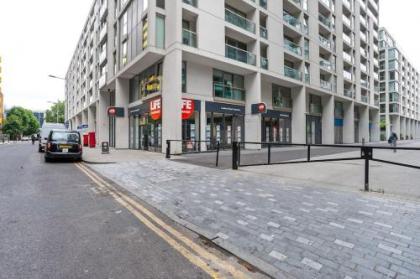 Chic 1bed sleeps 4 w/balcony 8min to Canary Wharf - image 7
