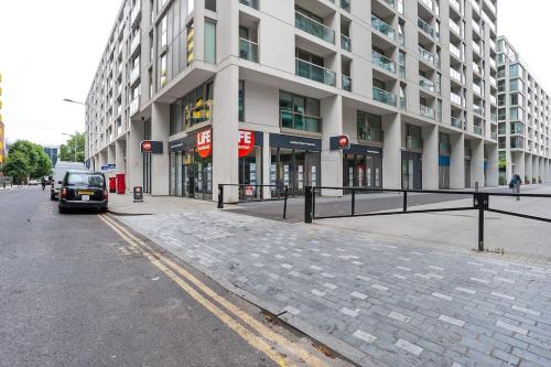 Chic 1bed sleeps 4 w/balcony 8min to Canary Wharf - image 7