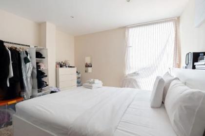 Chic 1bed sleeps 4 w/balcony 8min to Canary Wharf - image 8